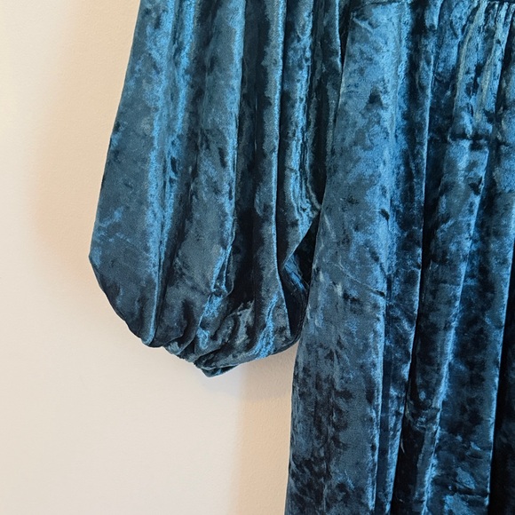 Elegant Teal Velvet Dress - Picture 4 of 5